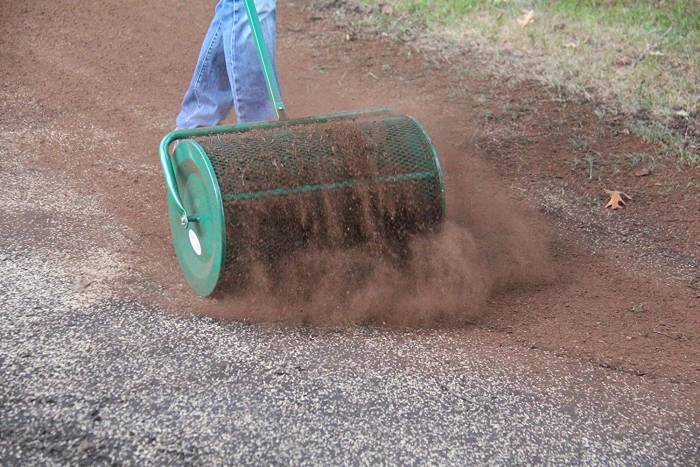 Landzie Compost Spreader Rolling